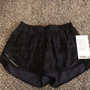 Lululemon Brand new Hotta Hot LR Short in size 6